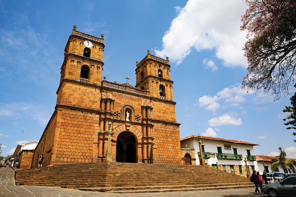 남미의 다른 성당과는 달리 색상도 디자인도 무척 단순해서 더 아름다운 사암으로 건축된 바리차라 대성당.