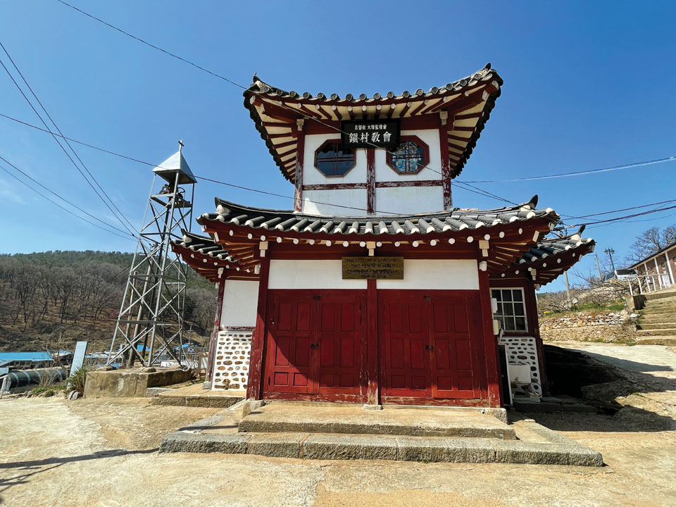  100년된 한옥 예배당 강화 서도중앙교회. 한국 전통 목조건물의 가구 형식을 바탕으로 건축된 서양교회이다.