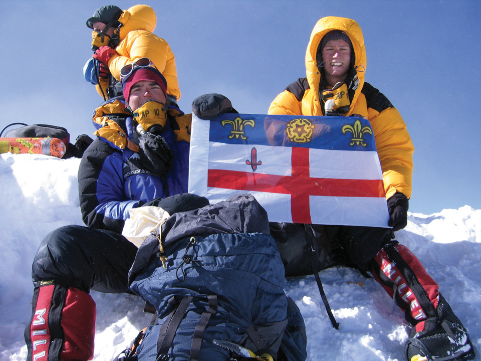 2006년 19세때 에베레스트 정상에 오른 제임스 후퍼와 그의 친구 롭 건들릿. 에베레스트 영국 최연소 등정 기록이었다.