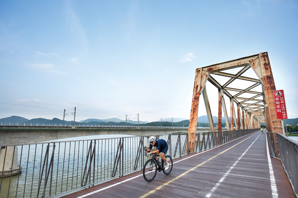 녹슨 철골을 그대로 남겨둔 북한강철교를 건너면 남한강자전거길 코스가 본격적으로 시작된다.