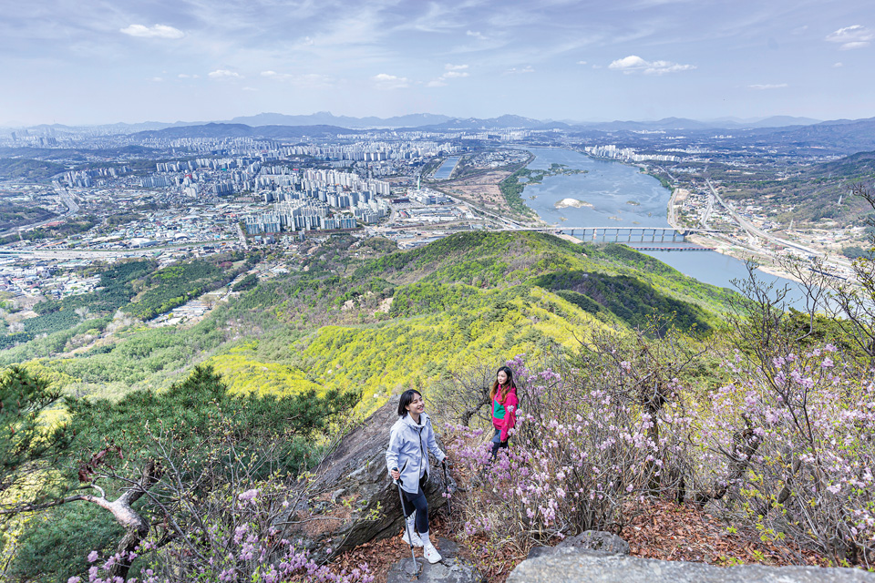 첫 번째 전망바위에 오르며 한강과 서울 시내, 도봉산, 북한산 등이 파노라마로 조망된다.