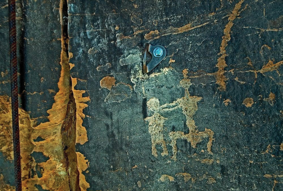 고대 암각화가 그려진 암벽에 설치된 볼트. 사진 대린 레이.