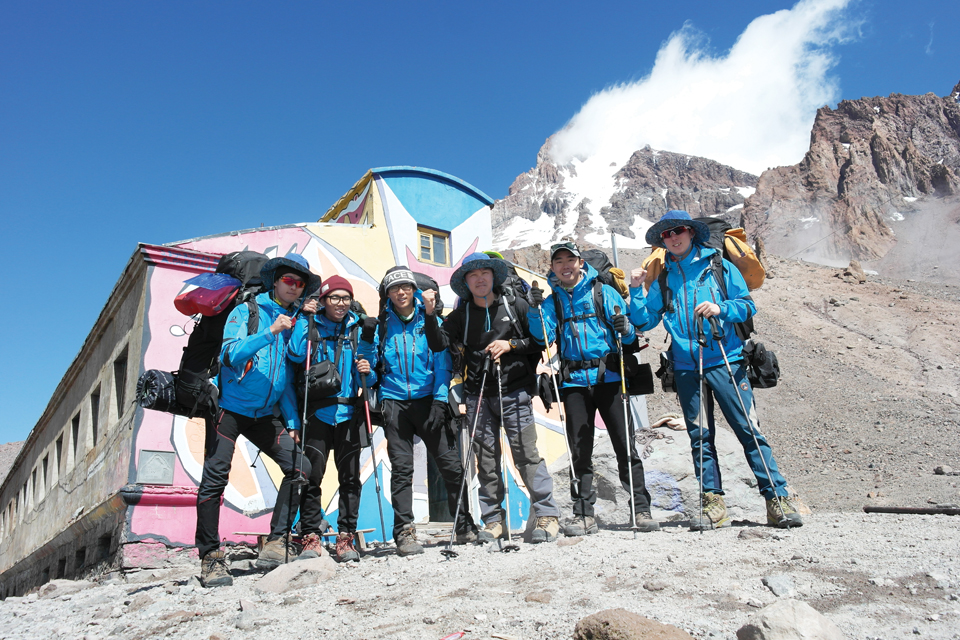 2014년 UIAA(국제산악연맹)가 주최한 조지아국제청소년산악캠프에 참가해 대원들과 함께 카즈베크산Kazbek Mt 5,047m)을 등반했다. 