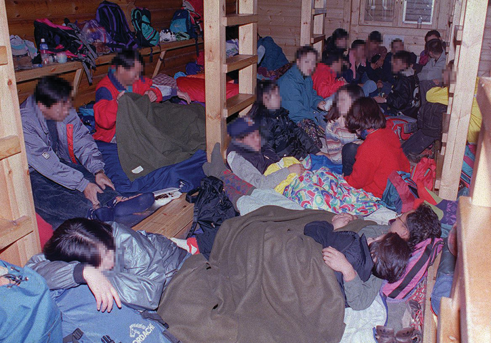 1997년 9월 설악산 중청대피소에 등산객들이 몰려 통로까지 점유한 채 새우잠을 자고 있다. 신창현 전 의원은 대피소의 본질이 대피 시설이 아닌 숙박 시설로 변질됐다고 지적했다.