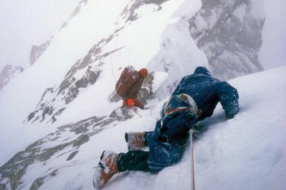1977년 바인타브락에서 필사적으로 하산 중인 등반가들.
