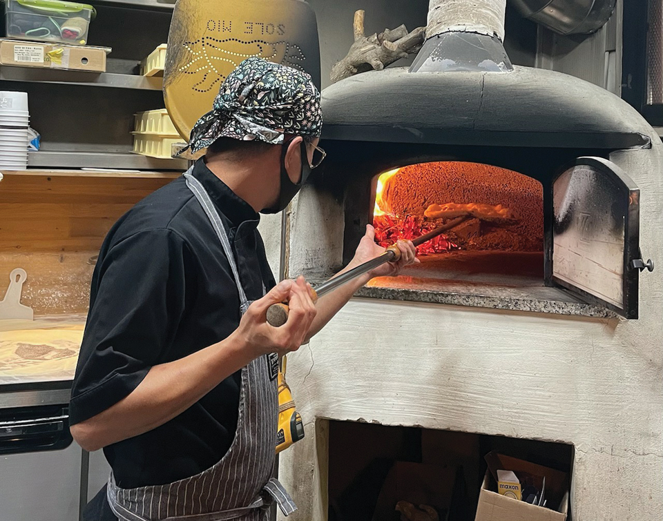 화덕에서 피자를 굽고 있는 셰프. 그는 “주방이 작지만 피자의 맛을 유지하기 위해 화덕을 운영하고 있다”고 말했다.