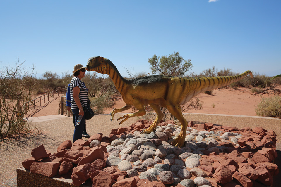 타람파야국립공원의 복원된 고생대 공룡이 관람객을 맞이하고 있다.
