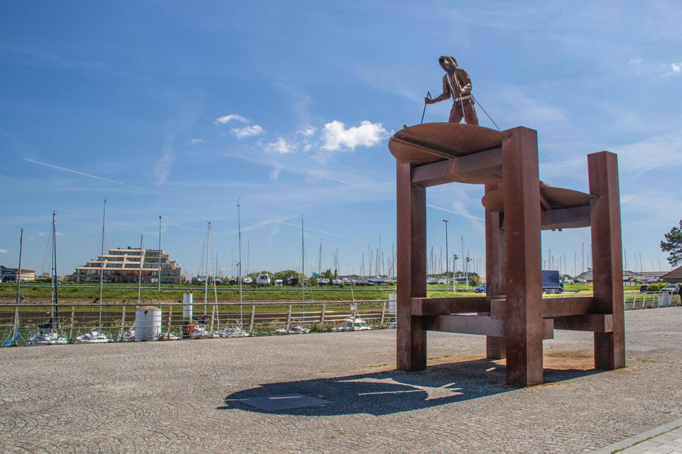 벨기에에 세워진 극지 탐험가 딕시 단세르코어의 동상.