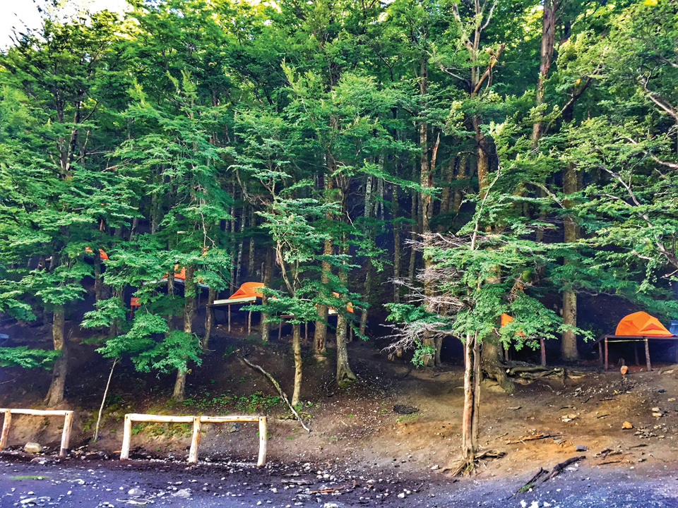 칠레노산장의 캠핑장은 나무 사이로 데크가 있어 조용히 하룻밤을 묵기 좋은 곳이다.