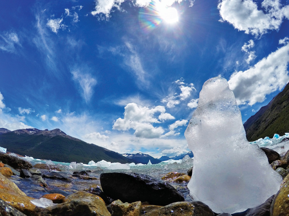 그레이 호숫가에서는 사시사철 빙하에서 떨어져 나온 얼음 조각을 볼 수 있다.