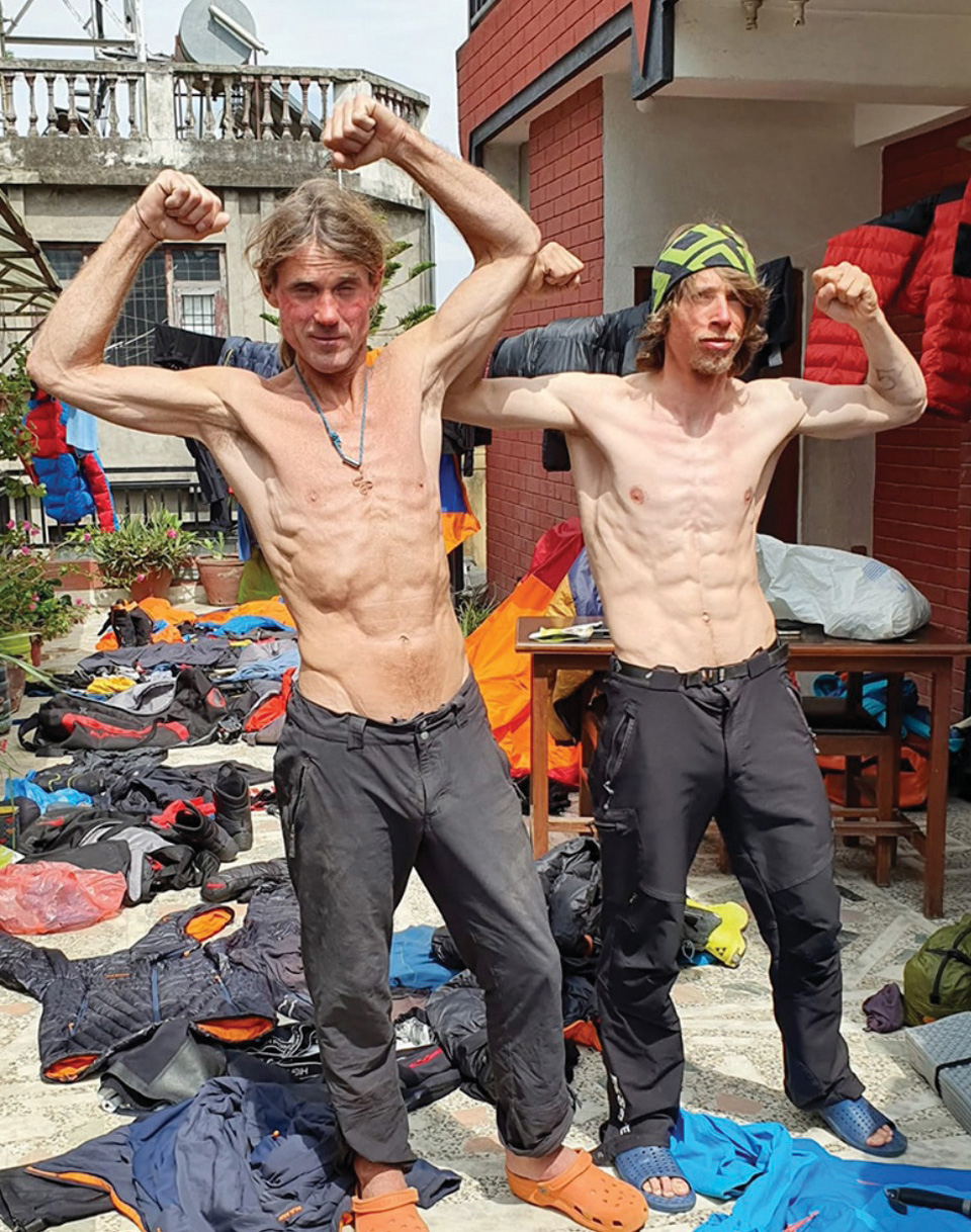 10일 동안 고된 등반으로 훌쩍 야윈 마레크 홀레체크(좌)와 라도슬라프 그로흐. 사진 마레크 홀레체크.
