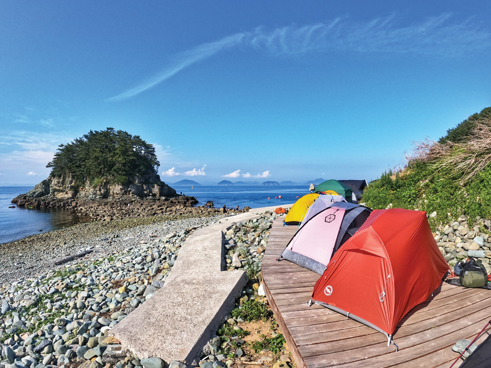 우도의 몽돌해변에 자리한 캠핑장은 데크가 놓여 있어 이용하기 편리하다.