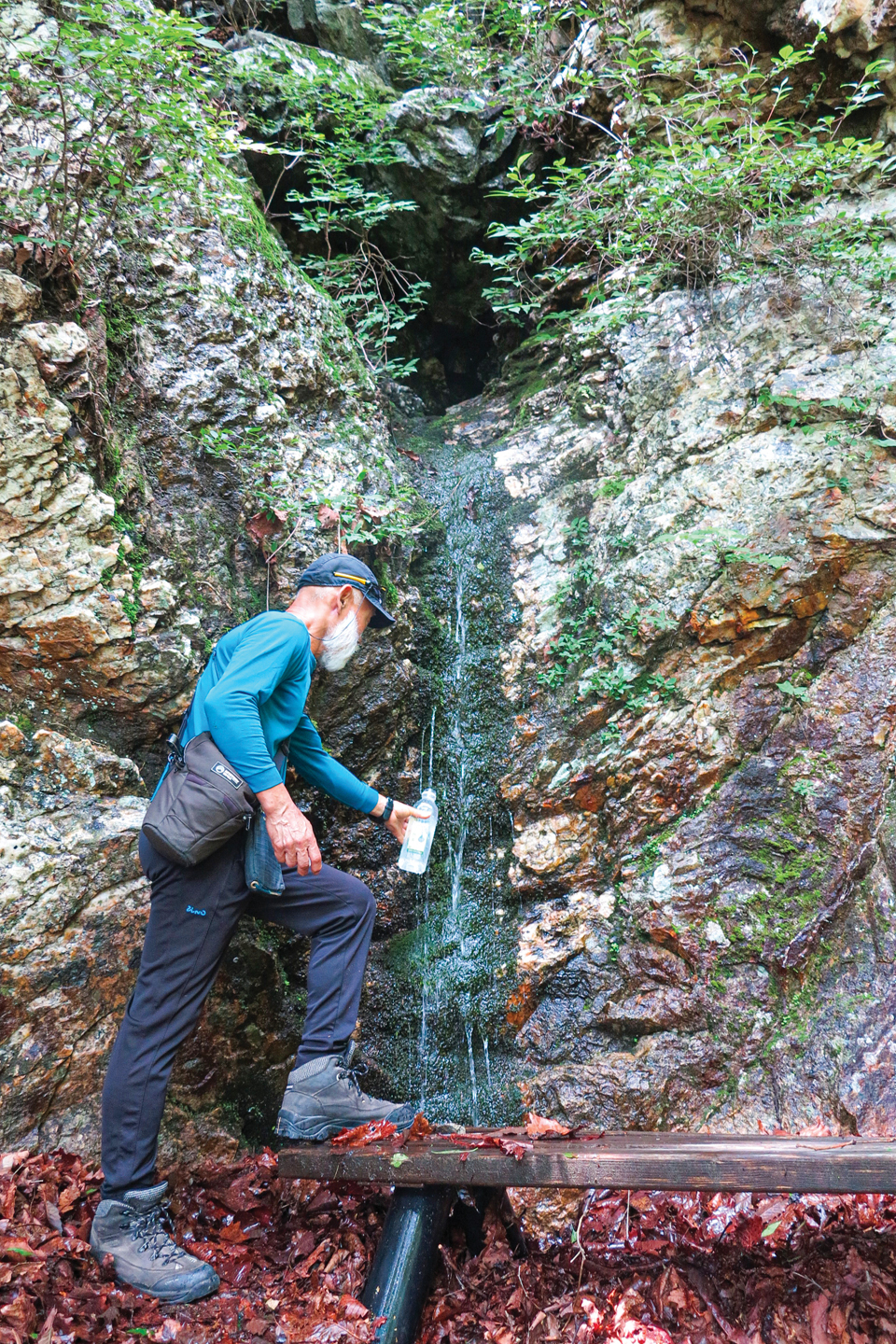771m봉 서남릉 암릉길 현위치 11번 푯말을 지나면 나오는 약물탕. 약 3m 높이 바위구멍에서 물이 나온다.       