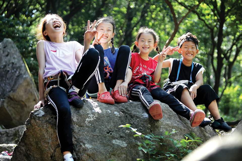 왼쪽부터 차미송, 김하빈, 김하은, 정인준. 아이들 뒤로 햇살이 쏟아지고 아이들의 얼굴에서 밝은 미래가 뿜어져 나온다.