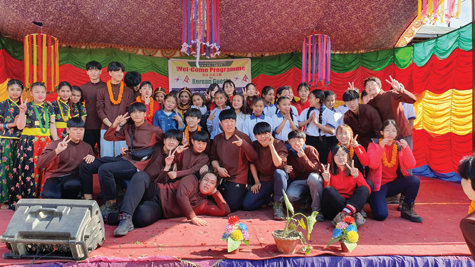 네팔 오지학교 학생들과 함께한 청소년 탐사대원들.