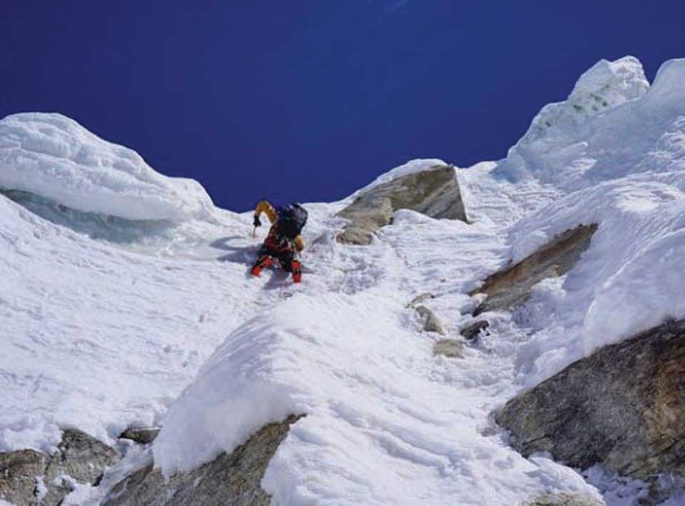 푸마리치시 동봉을 알파인스타일로 등반 중인 등반가. 사진 톰 리빙스턴 