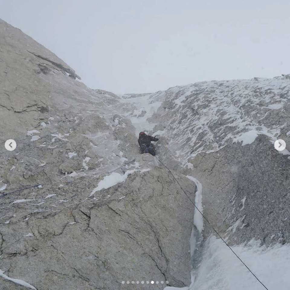 푸마리치시 동봉을 알파인스타일로 등반 중인 등반가. 사진 톰 리빙스턴