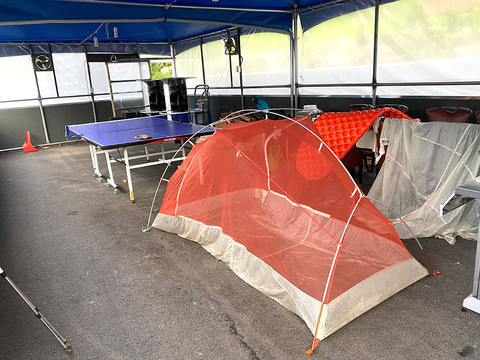 사용료를 지불하고 어평재휴게소에 텐트를 쳤다
