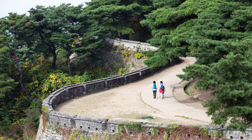 남한산성 서문 근처를 걷는 걷기꾼들. 