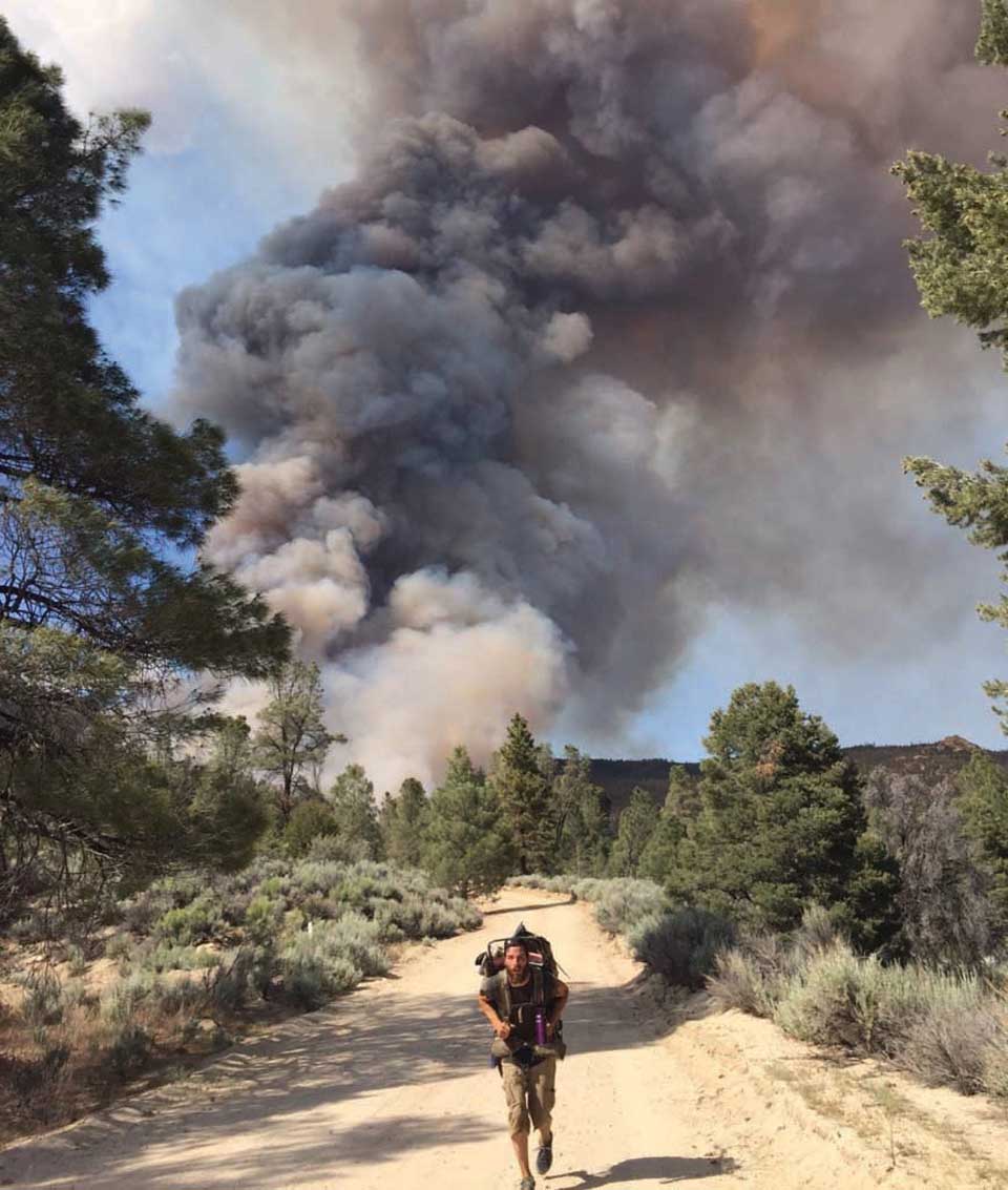 PCT트레일이 지나는 워싱턴주의 글래시어피크 야생보호구역에서 2020년 다우니크릭 산불 당시 등산객 두 명이 산불에 갇혀 위험한 상황에 있었다. 사진 산드라 러프너