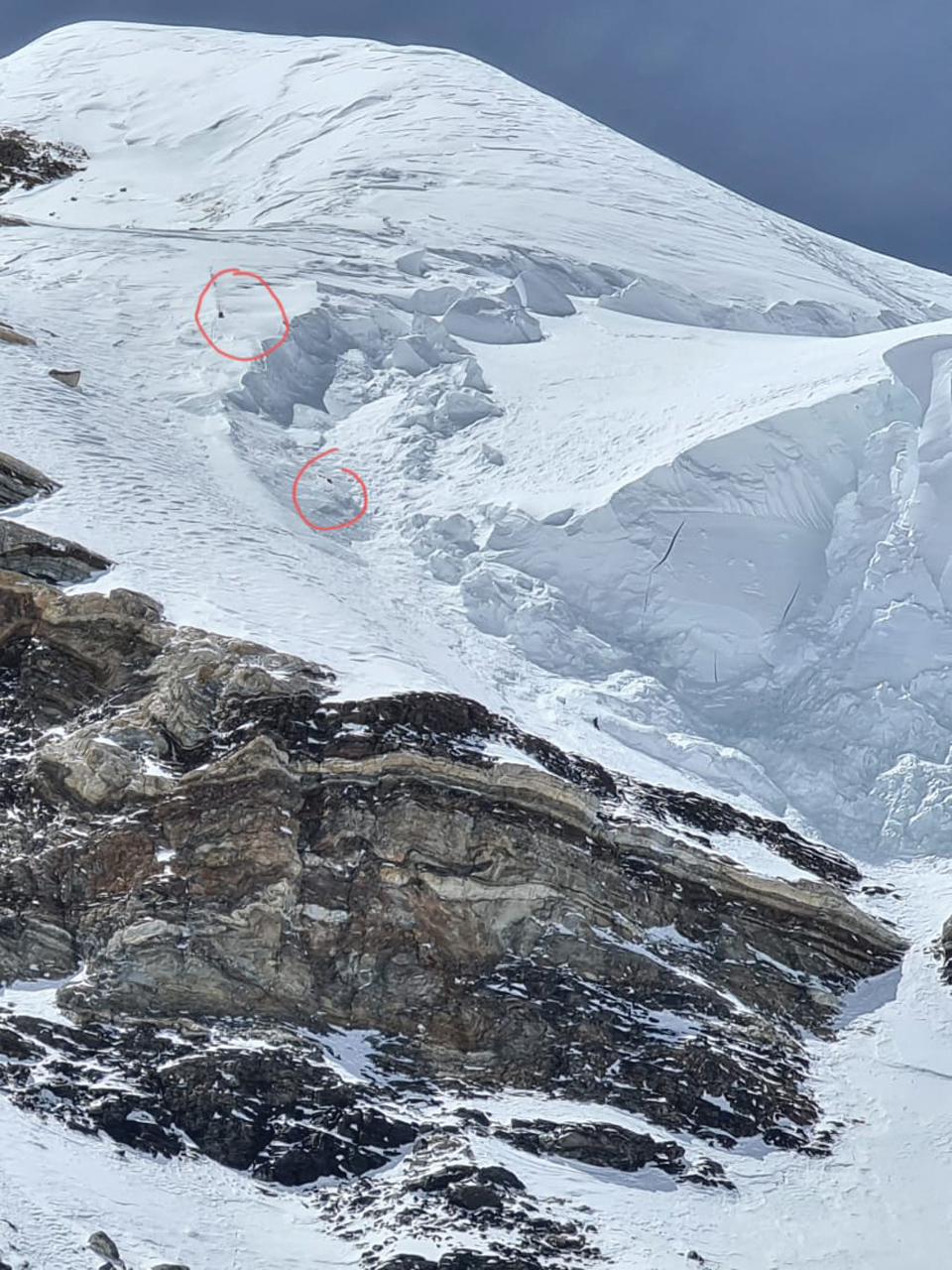 K2 4캠프에서 올려다 본 보틀넥 위쪽 등반루트. 두 개의 붉은 동그라미는 각각 욘 스노리(위쪽)와 무하마드 알리 사드파라(아래쪽)의 시신으로 판명됐다. 후안 파블로 모르의
시신은 보틀넥 아래쪽에서 발견됐다. 사진 발렌틴 시파빈