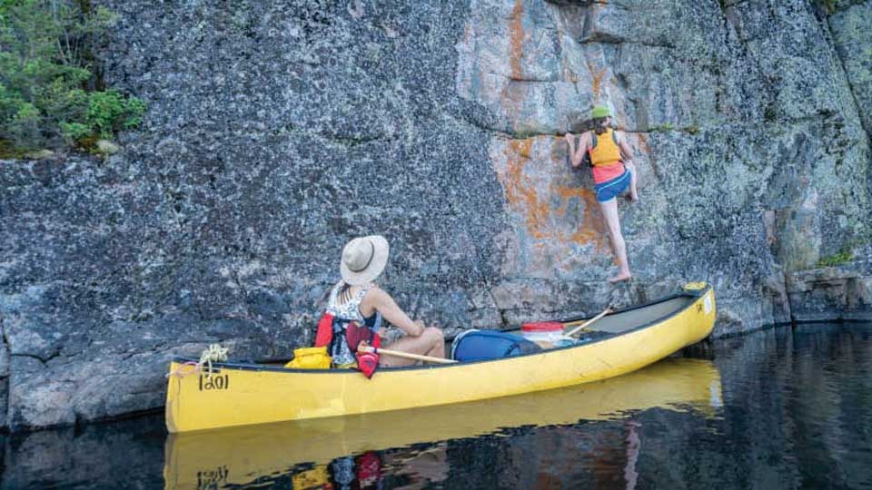 카누를 타고 다니며 모험적인 암벽등반에 나선 캐나다 여성들. 사진 애슐린 조지