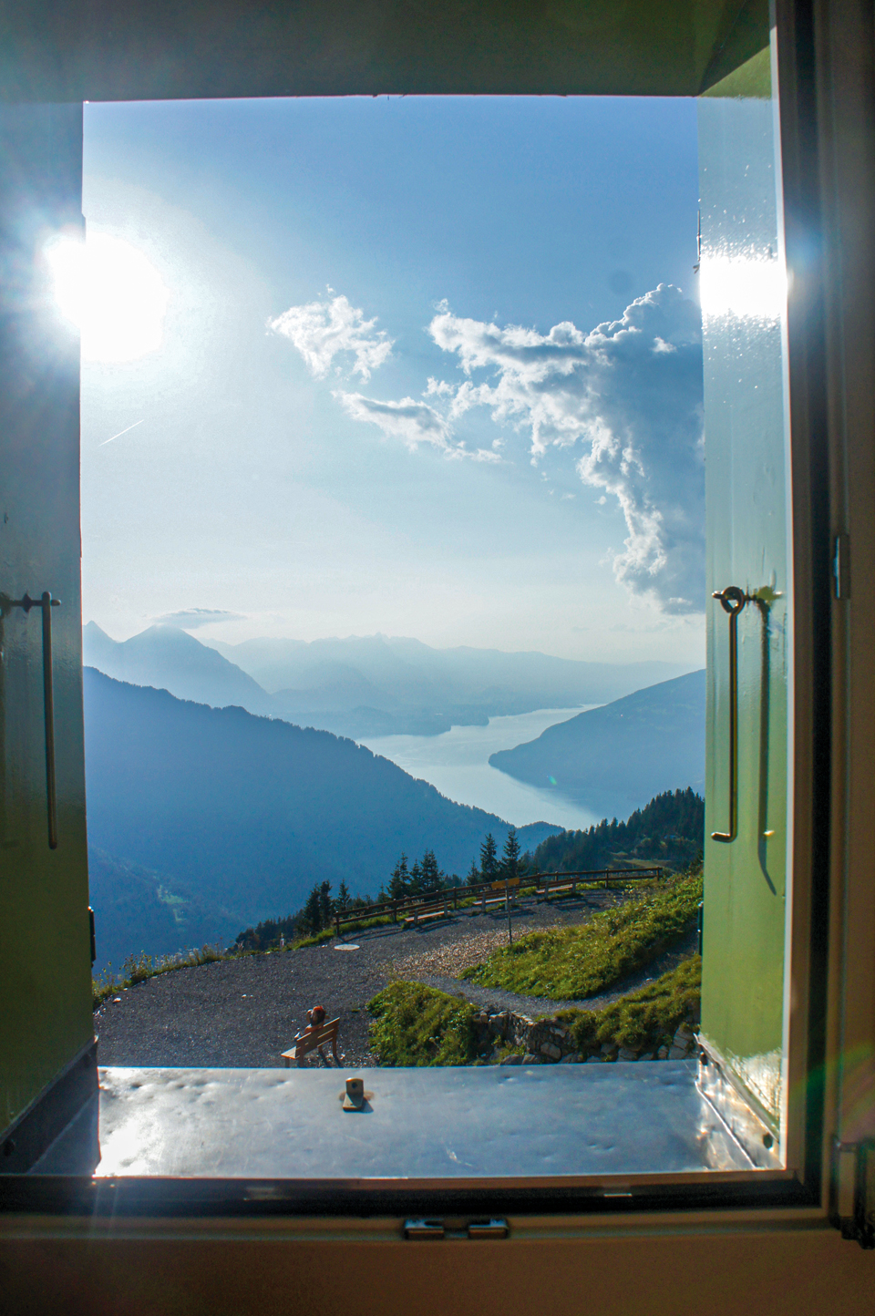 창문을 열면 스위스의 깨끗한 풍경이 펼쳐진다.
