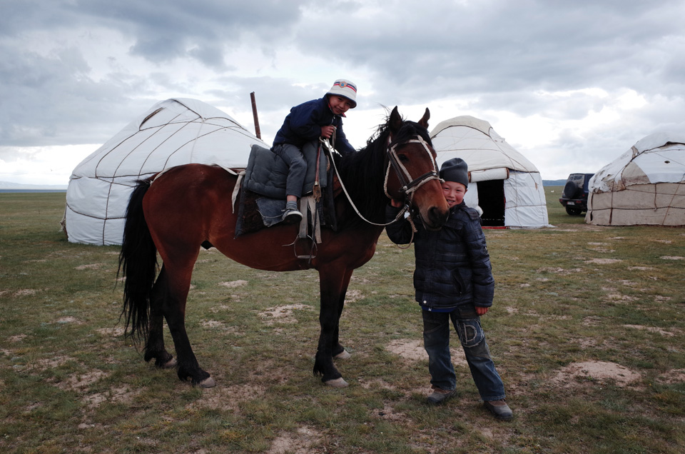 어려서부터 말을 타는 키르기스스탄의 아이들, 서 있는 소년이 우리에게 길을 인도해 준 아이.