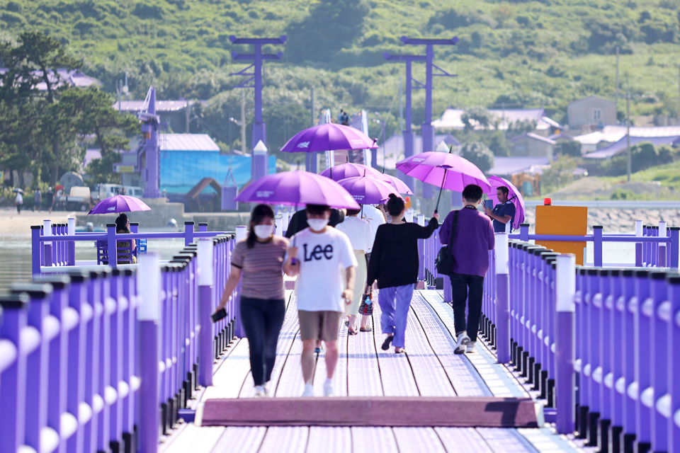 퍼플교 문브릿지를 걷는 관광객들. 