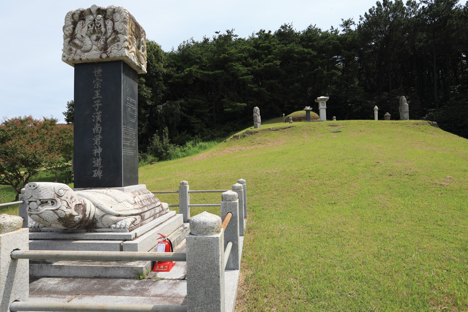 대병저수지 방향으로 돌아드는 산모롱이에 자리한 한남군 묘소. 