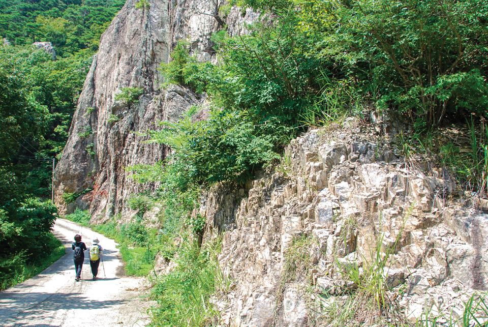 소요사로 가는 길목에 있는 수직암벽. 서해안권 국가지질공원 중 한 곳이다.