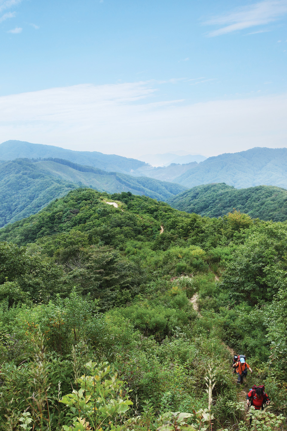  한북정맥은 북한에서 남쪽을 넘어와 서해안까지 이르는 정맥이다. 
