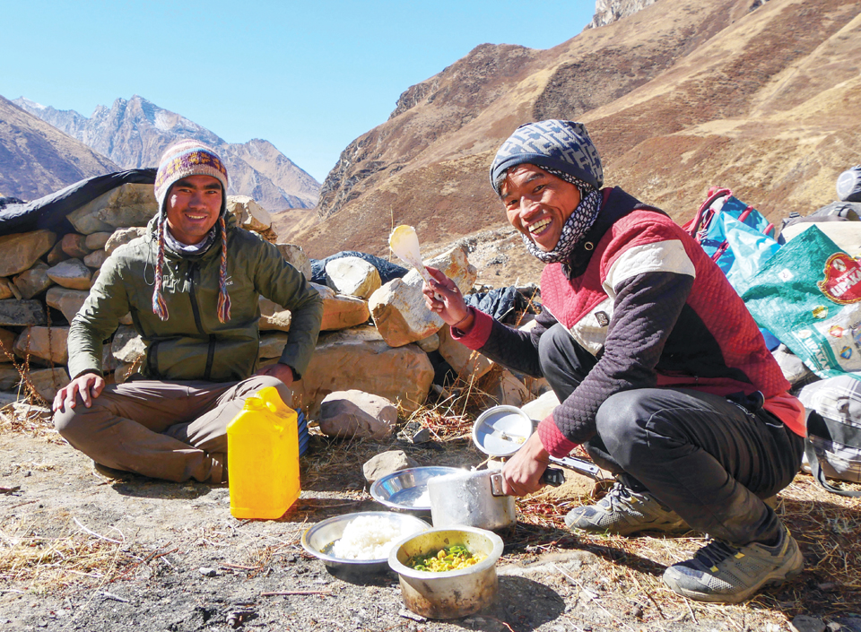 네팔 돌포 트레킹 중 점심 식사를 하는 포터들.