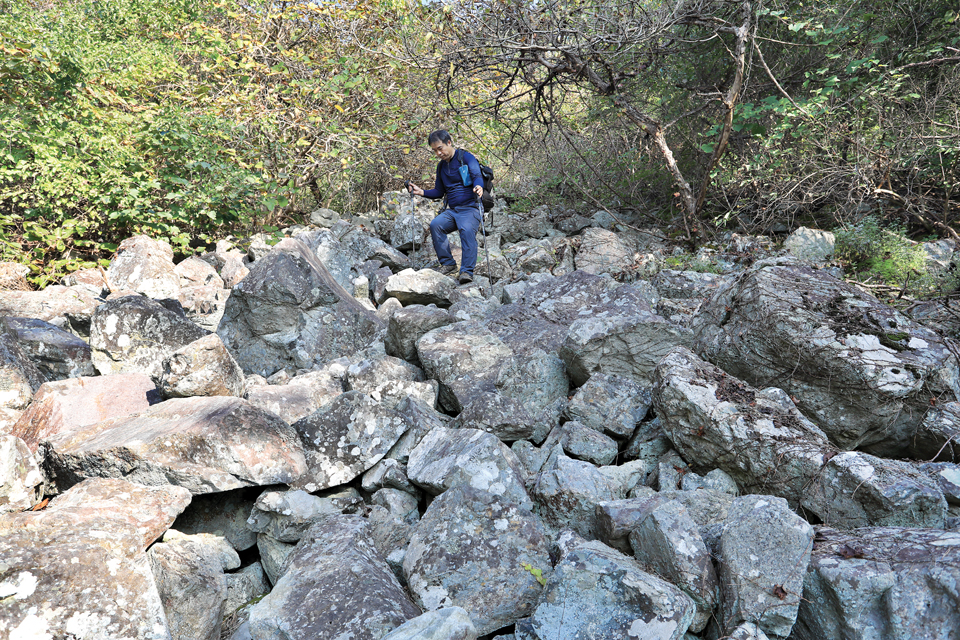 두무산에서 하산길의 너덜지대는 바위가 구르지 않도록 조심해야 한다.