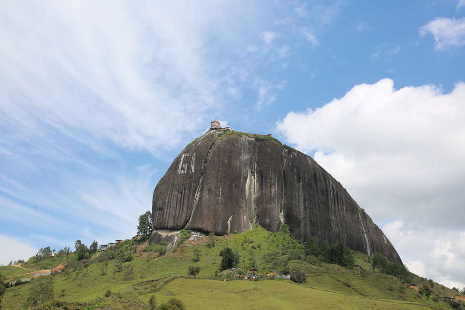 마치 바위산처럼 우뚝 솟아 있는 엘 페뇰. 해발고도 2,135m, 높이 285m의 엘 페뇰에 오르면 콜롬비아 최고의 경치를 만날 수 있다.