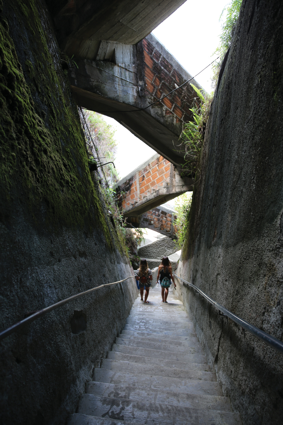 바위 틈새에 만들어진 650개의 계단을 통해서만 엘 페뇰에 오를 수 있다.