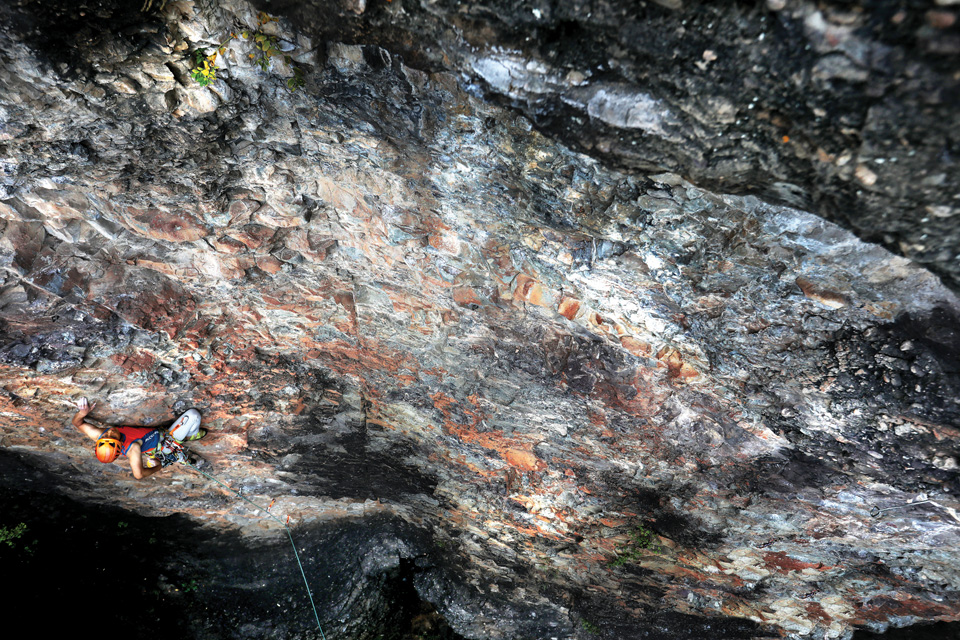 ‘무늬만13(5.11b)’ 루트를 오르는 김규철씨. 큰덤바위는 단피치 등반으로는 긴 30m 루트가 여럿 있다.