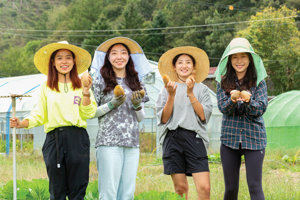 일일 농사꾼이 된 클린하이커스가 수확물을 들고 있다 (왼쪽부터 김강은, 도보미, 전영아, 이정은씨)