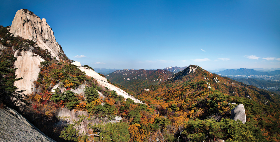 우뚝 솟은 인수봉과 주변 능선에 가을이 깊어가고 있다. 사진 C영상미디어