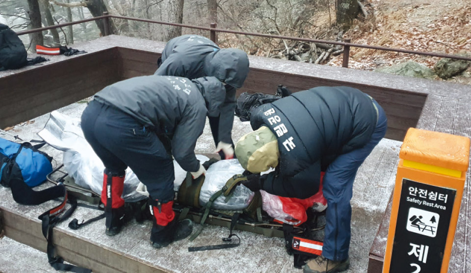  11월 9일 오색-대청봉 간 산길에서 사망한 탐방객을 구조대원들이 수습하고 있다. 