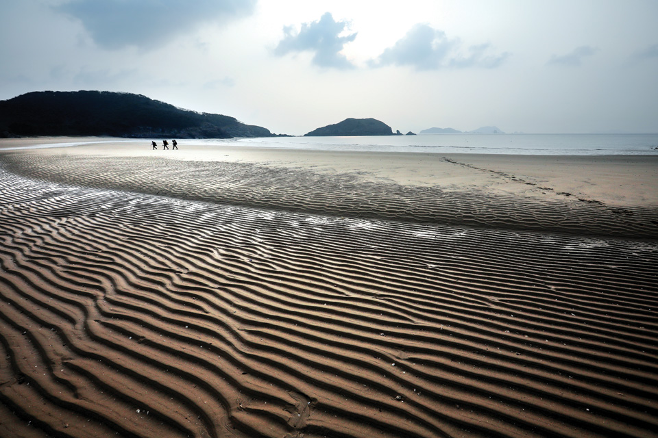 천재 조각가의 솜씨인양 섬세한 무늬가 썰물에 의해 드러나는 목기미해변.