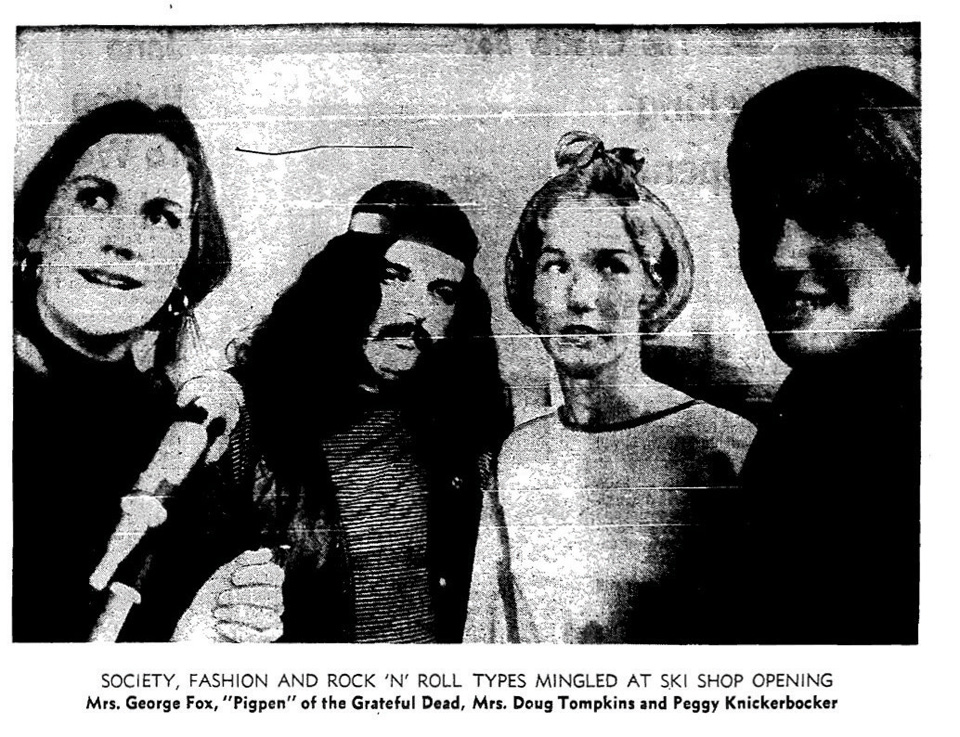매장 개업식에서 축하 공연을 한 ‘그레이트풀 데드’의 론 피그펜 매커넌(왼쪽에서 두 번째). 오른쪽에 있는 여성은 더글라스의 부인인 수지 톰킨스이다.