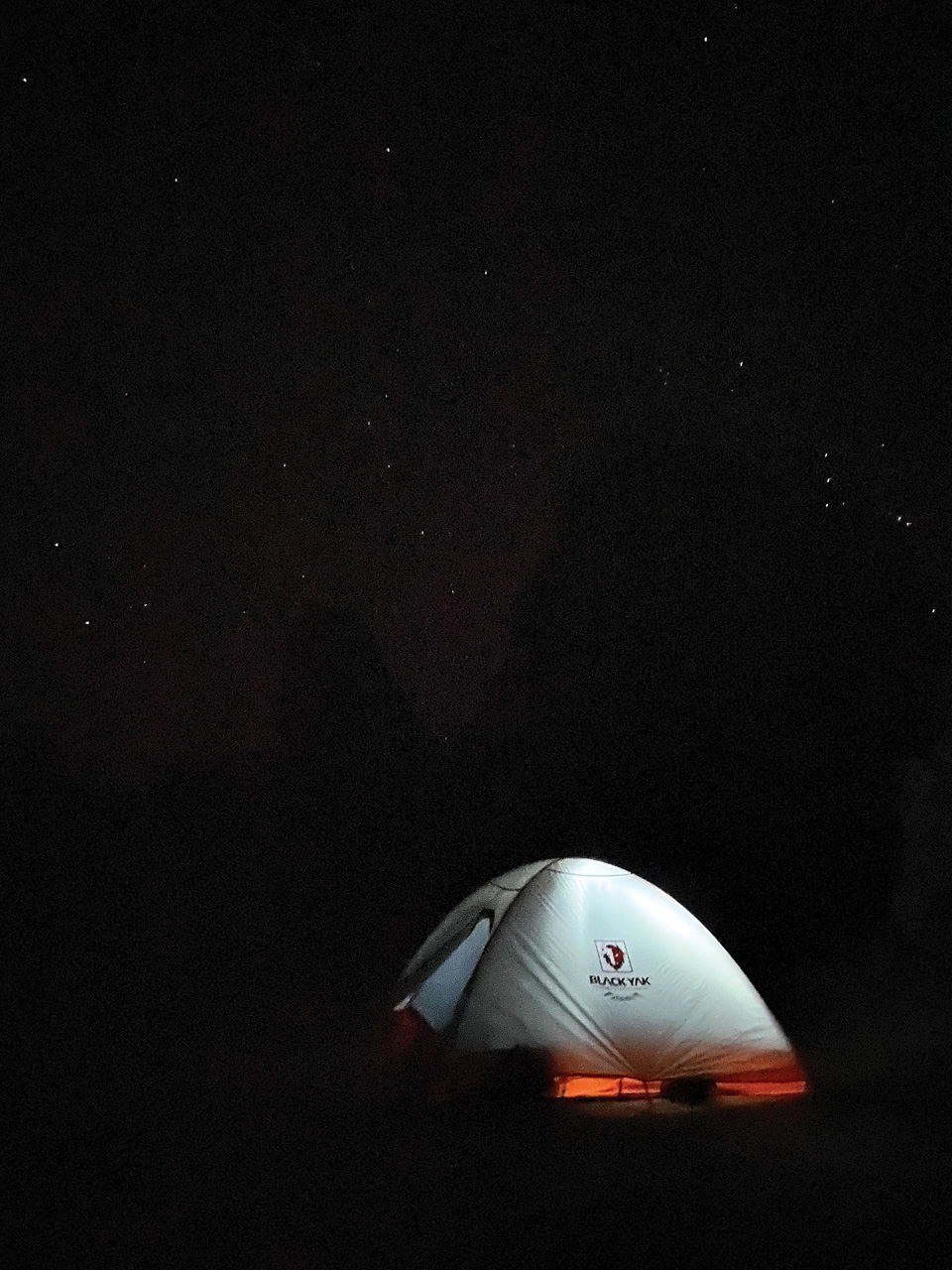조슈아트리 국립공원에서의 야영. 노출 없이도 선명한 밤하늘별과 바위 그림자가 고혹적이다.