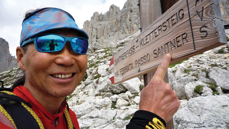 코로넬레산장 위에 있는 표지판. 왼쪽은 비아 페타라로 가는 길이고, 오른쪽은 로젠가르텐 종주 등반로이다.