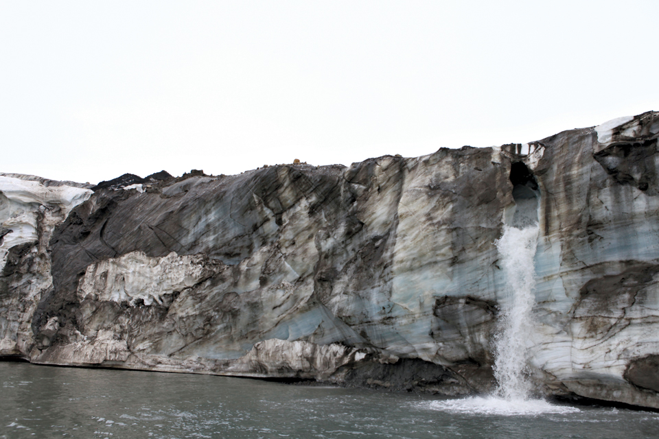 빙하지대의 빙하 구멍에서 흐르는 폭포.