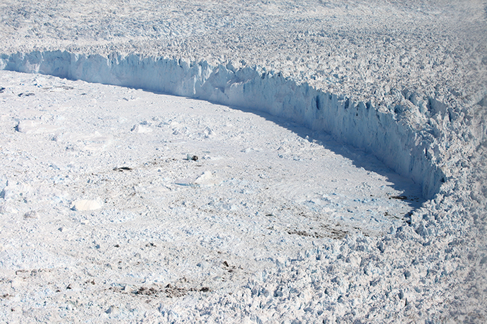 경비행기에서 촬영한 야콥스 하븐 빙하의 위용. 세계에서 침식이 가장 심한 빙하로 하루에도 수십 m가 붕괴되고 있다.