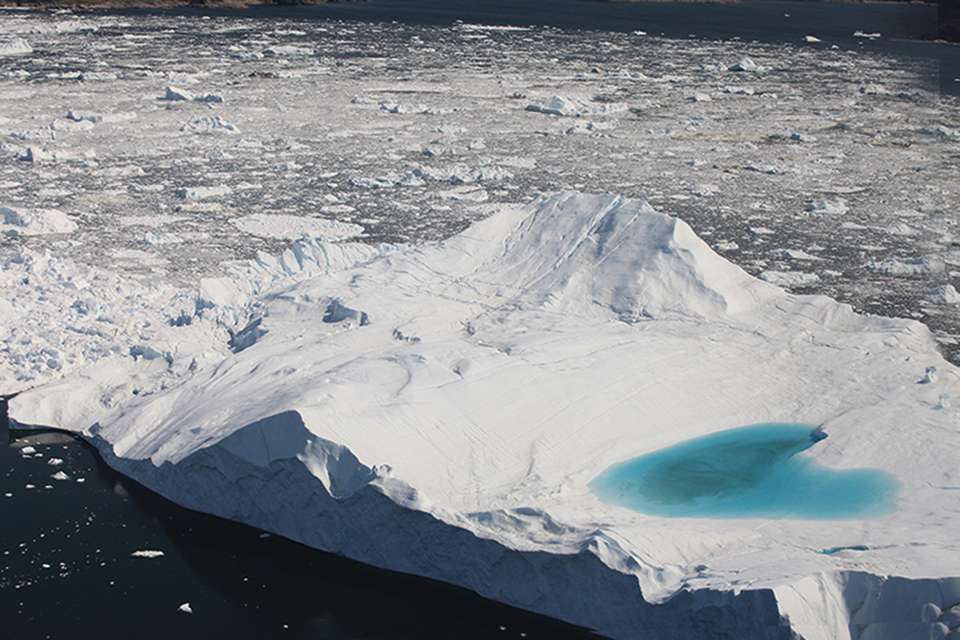 작은 빙산 속 웅덩이에 하트 모양의 에메랄드빛 물이 고여 있다. 