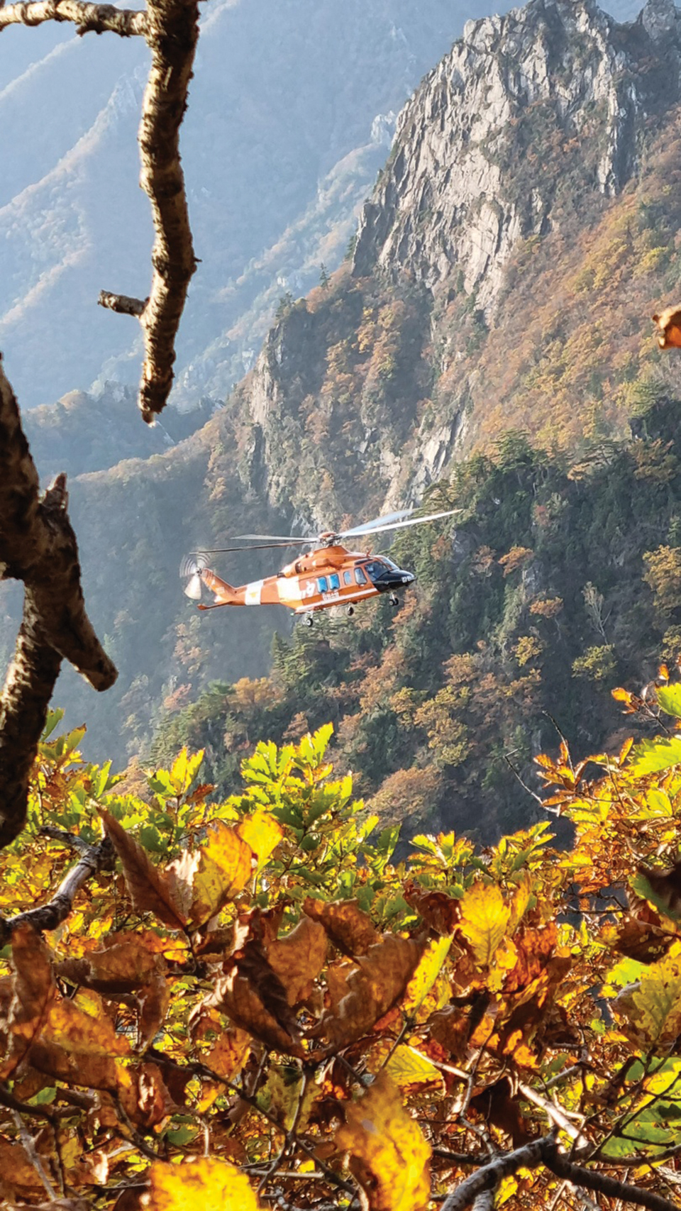 지난 2021년 10월 설악산 용아장성에서 발생한 사망사고로 헬기 한 대가 출동하고 있다. 사진 독자 제보.