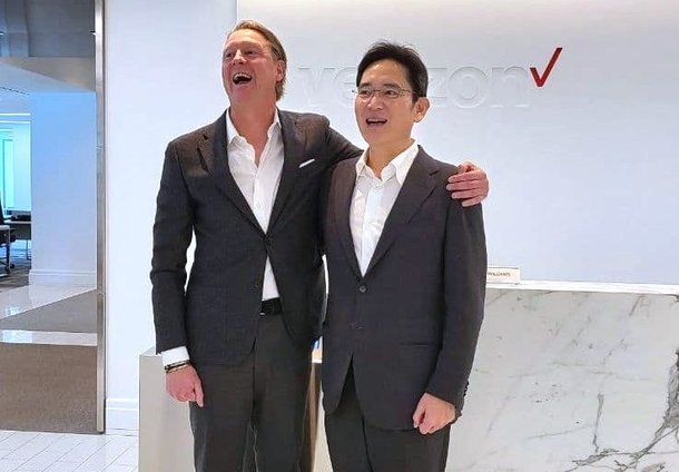 이재용 삼성전자 부회장이 지난해 11월 미국 출장에서 현지 버라이즌 본사를 찾아 한스 베스트베리 CEO와 기념촬영하고 있다.