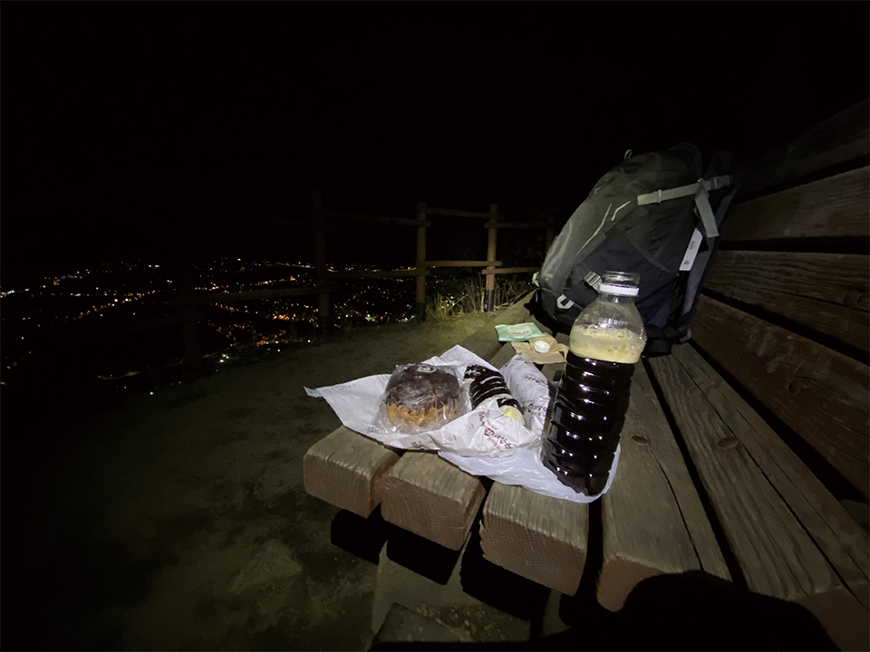 김밥과 빵, 커피가 있는 저녁식사. 환상적인 야경과 함께 하니 그 맛이 기가 막혔다. 